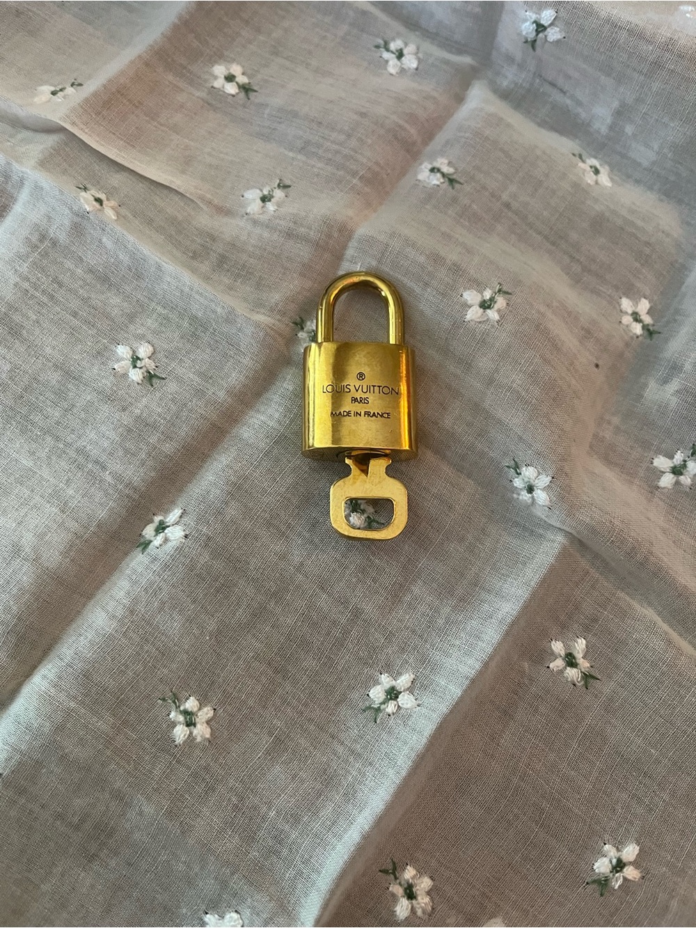 321 Louis Vuitton Gold Padlock and Key Charm - Shiny Gold Tone
